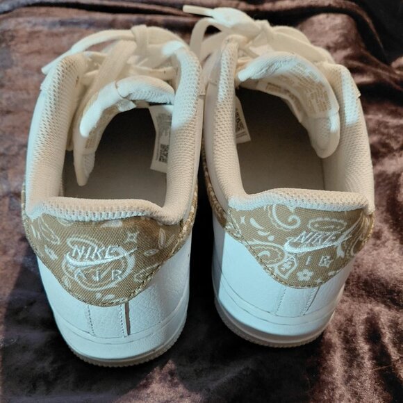 Nike White Air Force 1 '07 ESS White w/Gold Paisley Swoosh Sz W8 - M 6.5 - Picture 5 of 7